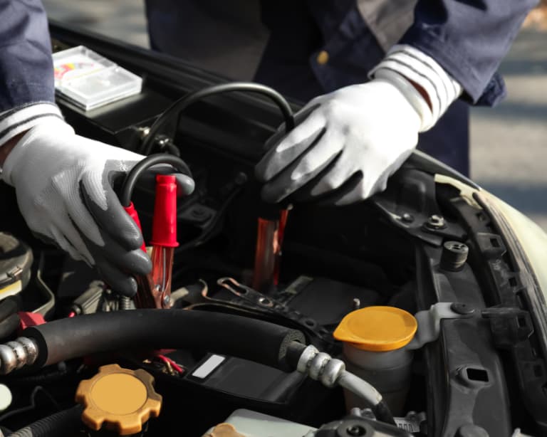 Mecánico realizando un mantenimiento de un coche